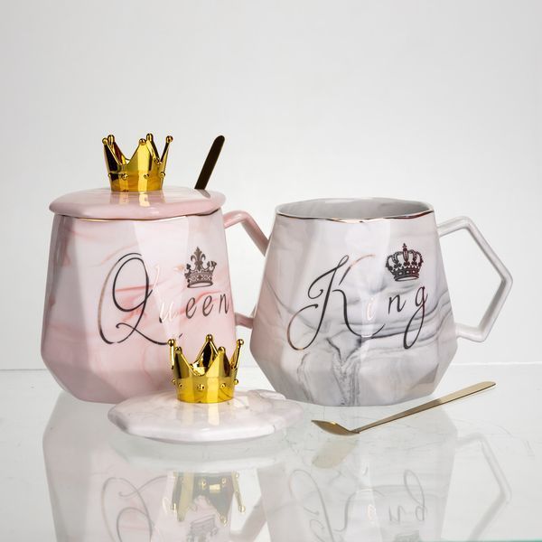 Набор парных фарфоровых чашек Queen&King 2 (шт) по 400 (мл) чашки на подарок с крышкой и ложкой Yiwu Разные цвета FM-30 фото