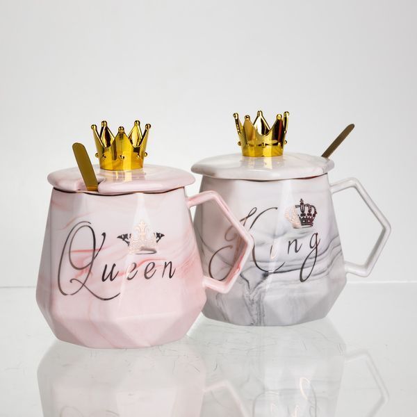 Набор парных фарфоровых чашек Queen&King 2 (шт) по 400 (мл) чашки на подарок с крышкой и ложкой Yiwu Разные цвета FM-30 фото