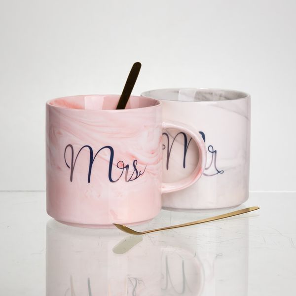 Набор парных фарфоровых чашек Mr&Mis 2 (шт) по 400 (мл) чашки на подарок с ложкой Yiwu Разные цвета FM-28 фото